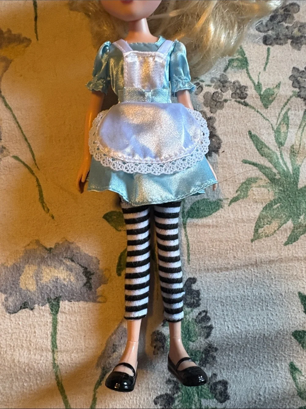 Rare 2010 MGA Moxie Girlz Alice in Wonderland Avery fashion doll.